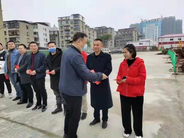 1613721044833605.jpg 南昌市政建設(shè)集團(tuán)領(lǐng)導(dǎo)春節(jié)慰問(wèn)春節(jié)值班員工6004.jpg