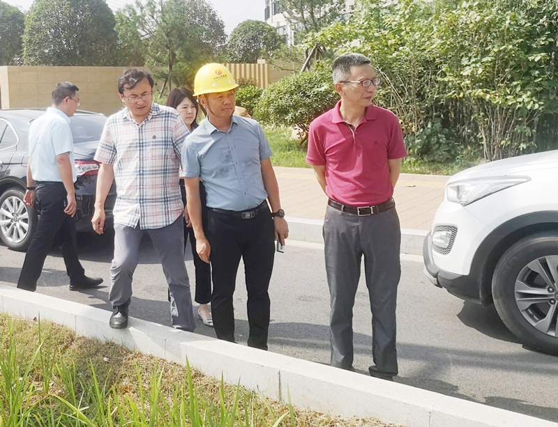 市政公用集團鄭學(xué)平到洛陽東路綜合改造廣州路東延工程檢查指導(dǎo)8002.jpg