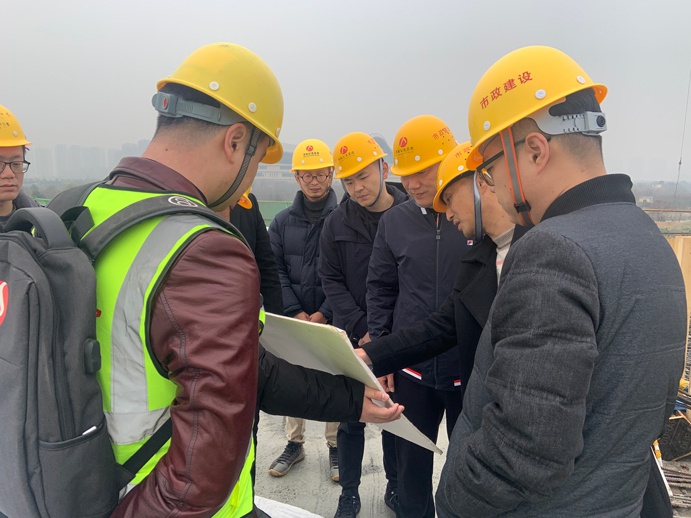 1641258741436599.jpg 南昌市政建設(shè)集團(tuán)赴項(xiàng)目一線開展元旦慰問6911.jpg