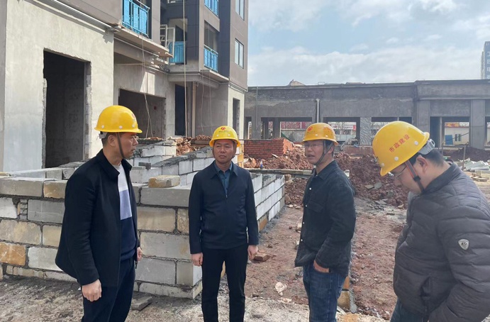 黎德義前往桃花南路安置房項目調度現(xiàn)場施工進度691.jpg