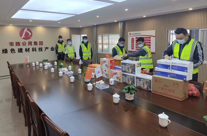 1650244968970126.jpg 南昌市政建設(shè)集團(tuán)張世東慰問(wèn)產(chǎn)業(yè)園疫情封控項(xiàng)目職工02.jpg