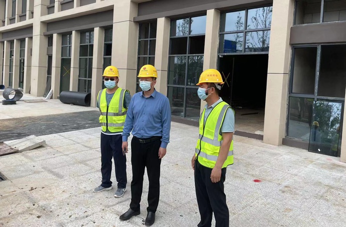 1651135552195815.jpg 王海龍深入桃花南路安置房建設(shè)項目督導(dǎo)疫情防控和安全生產(chǎn)工作691.jpg