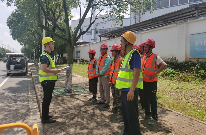 南昌市井蓋整治（天寧東路）段項目組織全體井蓋施工班組人員進行安全技術(shù)交底