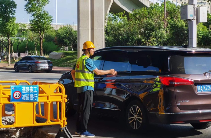 南昌市政建設(shè)集團(tuán)機(jī)關(guān)黨支部組織項目一線志愿活動 南昌市政建設(shè)集團(tuán)機(jī)關(guān)黨支部組織項目一線志愿活動