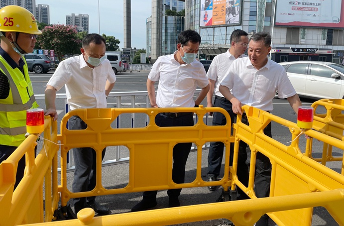 市政公用集團(tuán)黨委副書記總經(jīng)理萬義輝到南昌市窨井蓋專項(xiàng)整治項(xiàng)目現(xiàn)場檢查指導(dǎo)