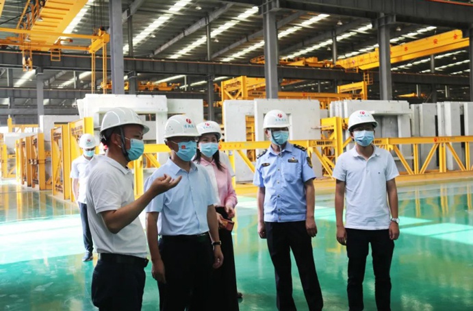 南昌縣委常委、組織部部長(zhǎng)鄔春華到市政遠(yuǎn)大公司進(jìn)行安全例行檢查