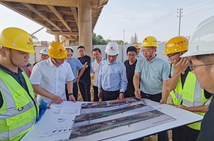 市政公用集團(tuán)黨委副書記總經(jīng)理萬(wàn)義輝到S49楓生快速提升改造工程檢查慰問(wèn) 市政公用集團(tuán)黨委副書記總經(jīng)理萬(wàn)義輝到S49楓生快速提升改造工程檢查慰問(wèn)