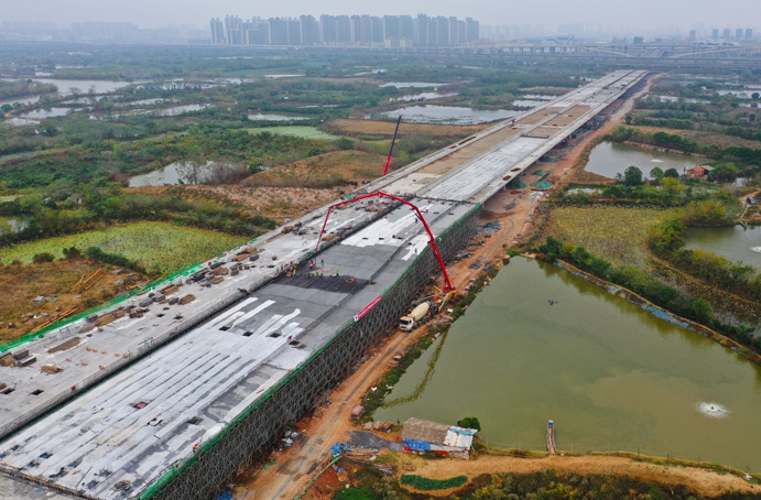 南昌市政建設(shè)集團南昌縣小藍大道快速化項目高架橋順利合龍 南昌市政建設(shè)集團南昌縣小藍大道快速化項目高架橋順利合龍