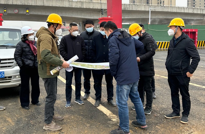 市政公用集團(tuán)總工程師鄭學(xué)平到朱橋東路項目檢查指導(dǎo)