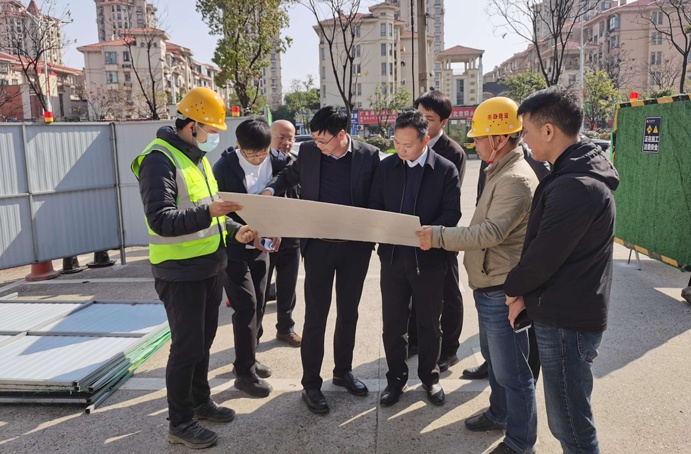 青山湖區(qū)委副書記、區(qū)長(zhǎng)楊育星深入利民路項(xiàng)目調(diào)研