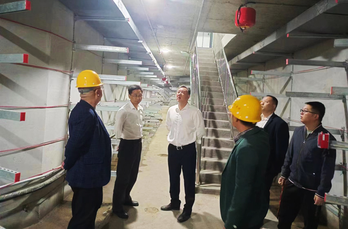 徐旭前往南昌縣河洲路項(xiàng)目、小藍(lán)大道快速化項(xiàng)目調(diào)研