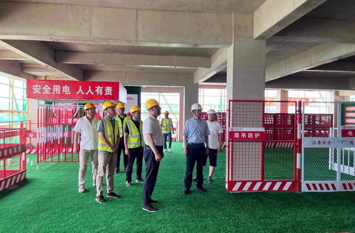 市政公用集團黨委副書記總經(jīng)理萬義輝到新建區(qū)職業(yè)技術學校新校區(qū)建設項目調研