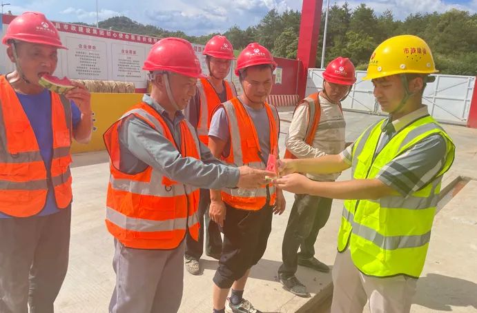 南昌市政建設集團扎實推進高溫季節(jié)安全生產和防暑降溫工作