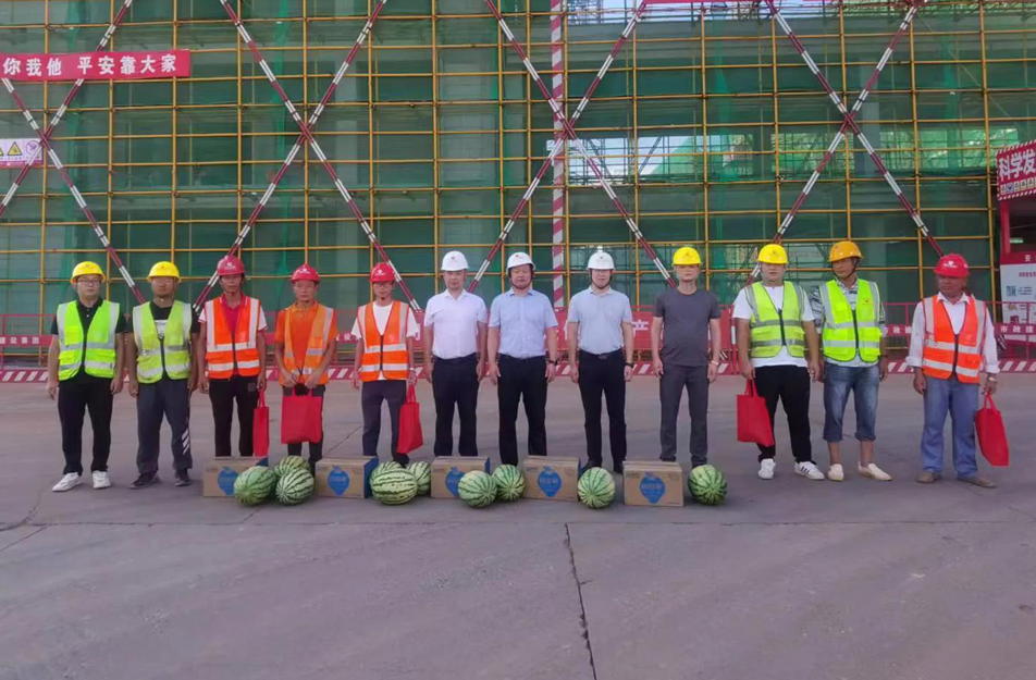 南昌市政建設(shè)集團(tuán)開(kāi)展夏日送清涼慰問(wèn)活動(dòng) 南昌市政建設(shè)集團(tuán)開(kāi)展夏日送清涼慰問(wèn)活動(dòng)