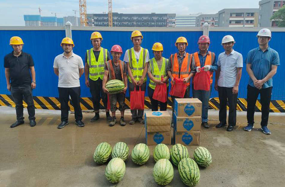 南昌市政建設(shè)集團(tuán)開(kāi)展夏日送清涼慰問(wèn)活動(dòng) 南昌市政建設(shè)集團(tuán)開(kāi)展夏日送清涼慰問(wèn)活動(dòng)