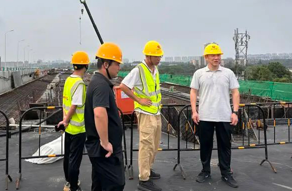 黨委書(shū)記、董事長(zhǎng)徐旭前往S49楓生快速路北段提升改造工程調(diào)研指導(dǎo)