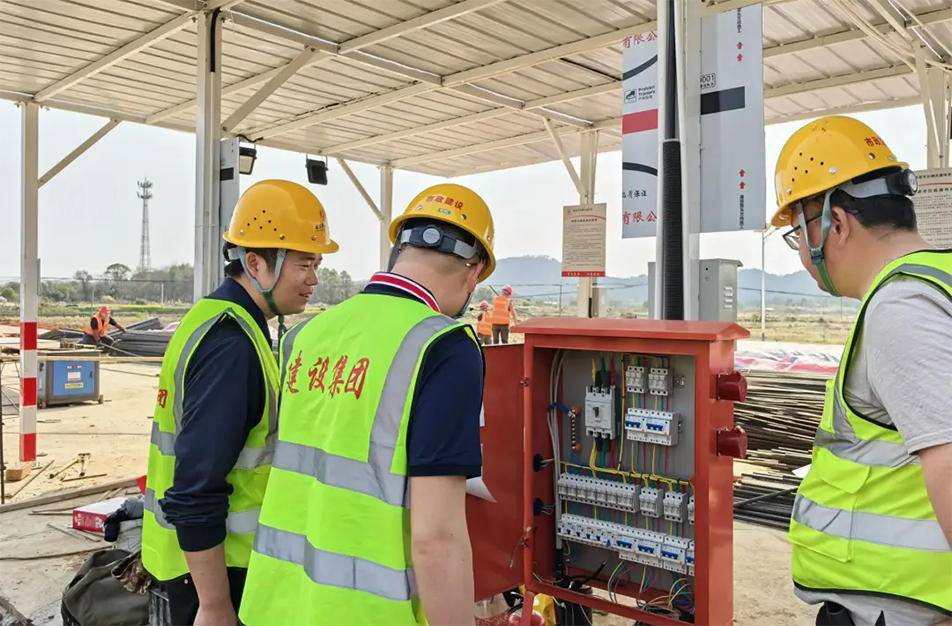 南昌市政建設(shè)集團(tuán)有限公司緊急開(kāi)展強(qiáng)對(duì)流天氣專項(xiàng)安全檢查，全面排查設(shè)備加固、用電安全、排水防澇及應(yīng)急物資，筑牢極端天氣施工安全防線