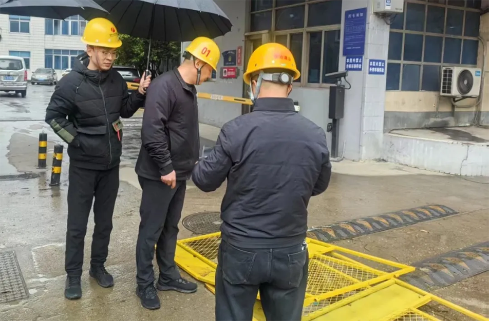 徐旭調(diào)研南昌縣小藍(lán)大道、青云譜污水接駁工程｜施工進(jìn)度與安全文明管理