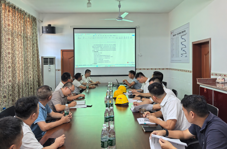 云翔大道項目瀝青攤鋪技術(shù)交底會 | 白曉偉強調(diào)原材料質(zhì)量與過程安全管控