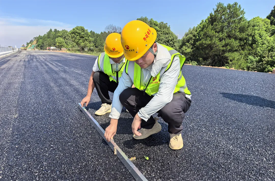 南昌云翔大道項目啟動首段底層瀝青攤鋪 投入21臺機械攻堅關(guān)鍵節(jié)點