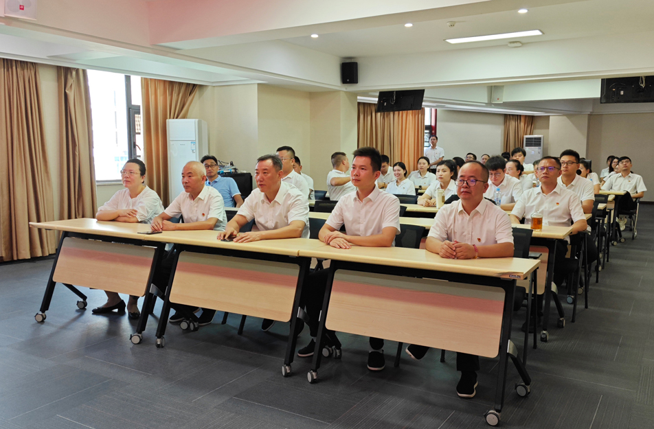 南昌市政建設集團組織觀看抗戰(zhàn)勝利80周年閱兵儀式 激發(fā)干部職工愛國熱情