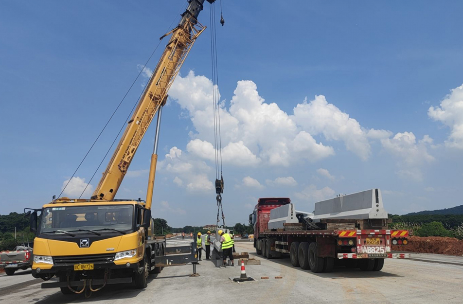 市政遠(yuǎn)大裝配式防撞護(hù)欄首次應(yīng)用于G320國(guó)道 開啟綠色建造新征程